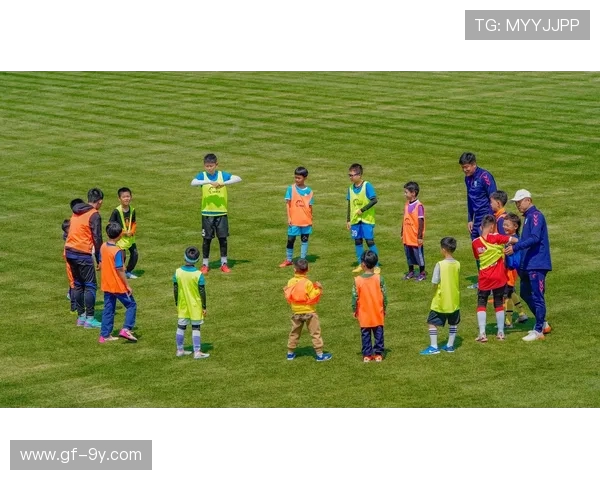 两人足球舞蹈配合展现默契与创意完美融合的精彩瞬间